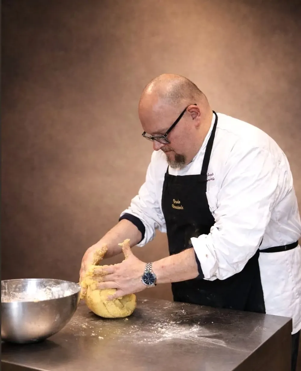 Lo Chef Paolo Vannicola impasta a mano