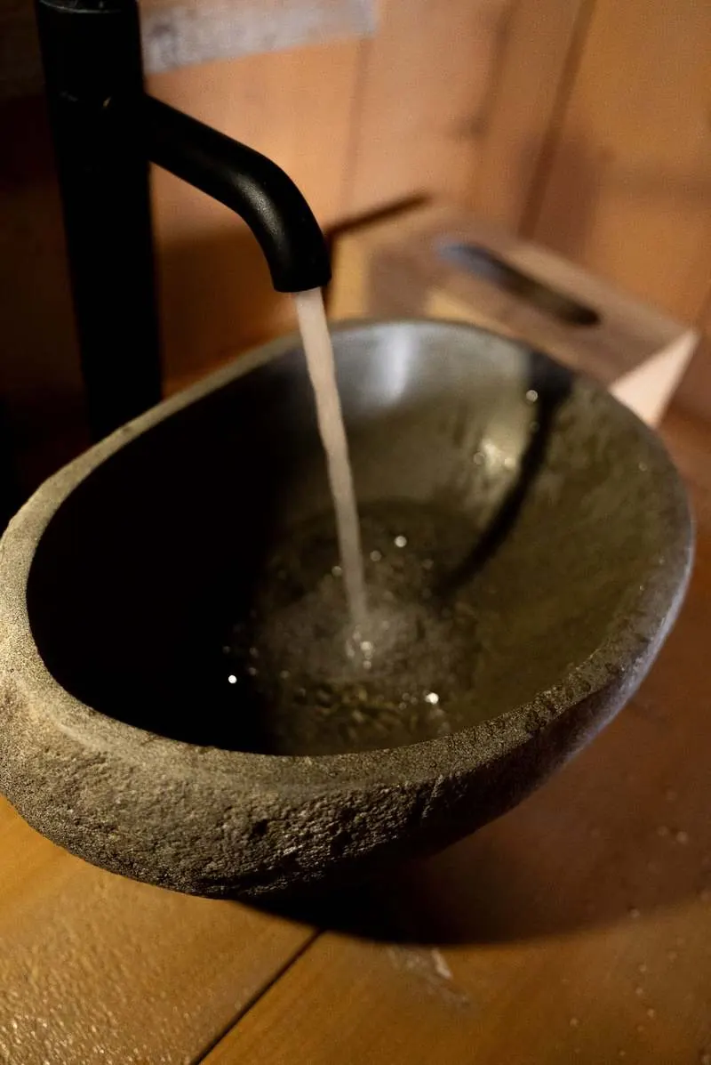 Lavabo in pietra nel bagno del lodge